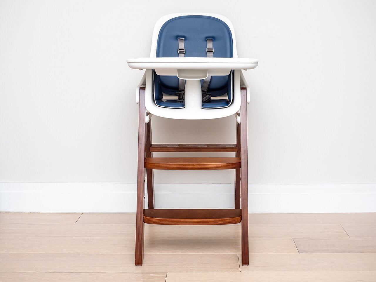 Booking with a baby: cot, high chair and usable space