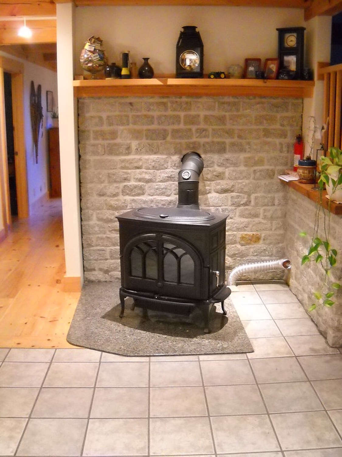 Kamin im Ferienhaus: Vorfreude mit praktischen Fragen verbinden