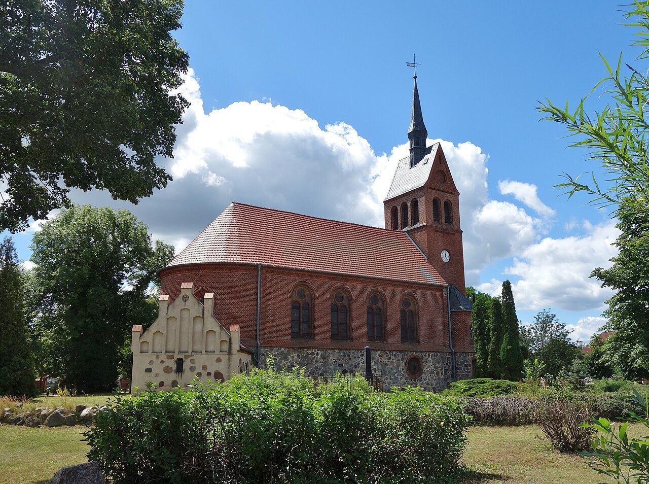 Stolzenhagen entdecken: Dorf und Landschaft in Ruhe betrachten